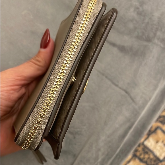 Tory Burch wallet with zipper and multiple slots for cards - Picture 10 of 10